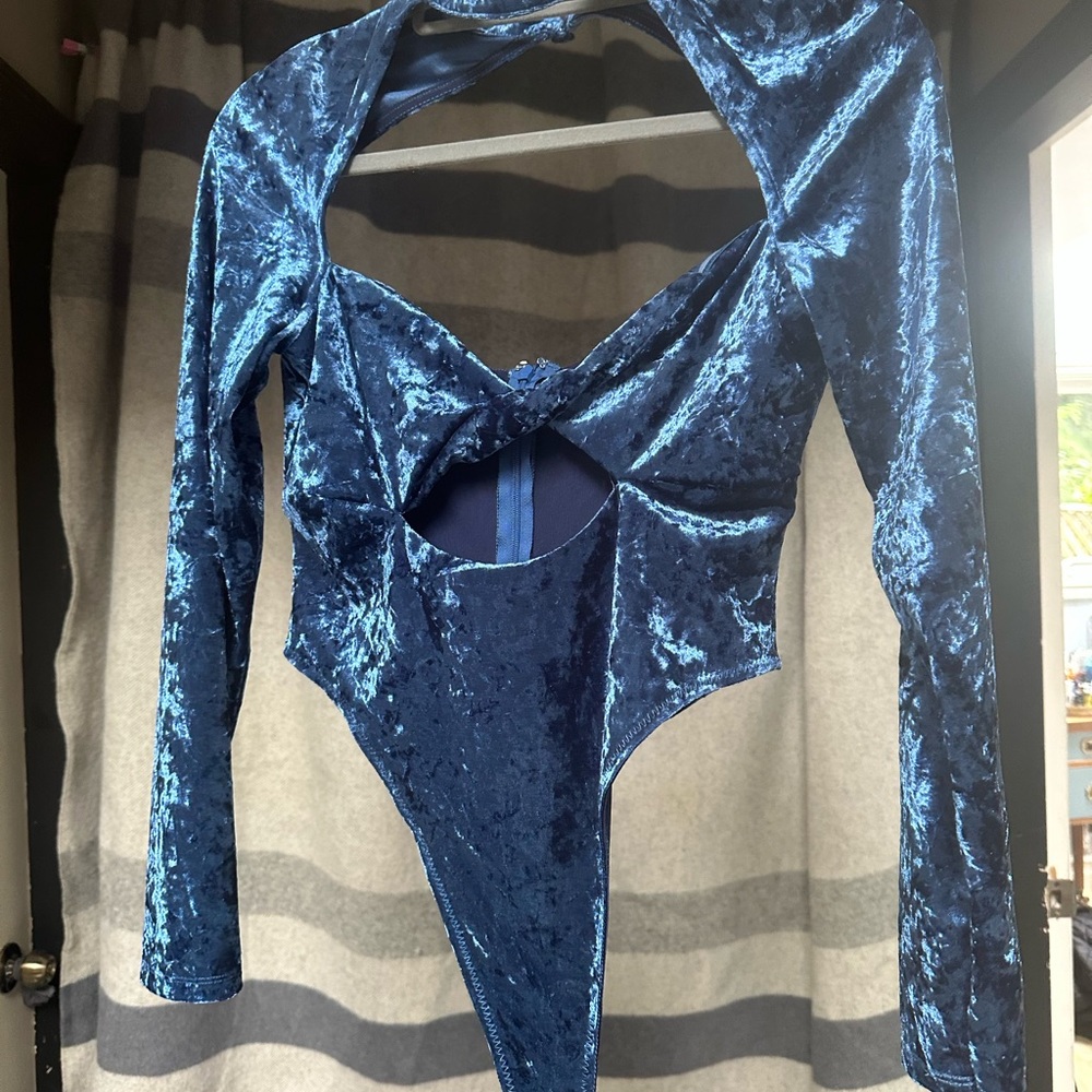 h:ours Velvet Cutout Bodysuit - Royal Blue